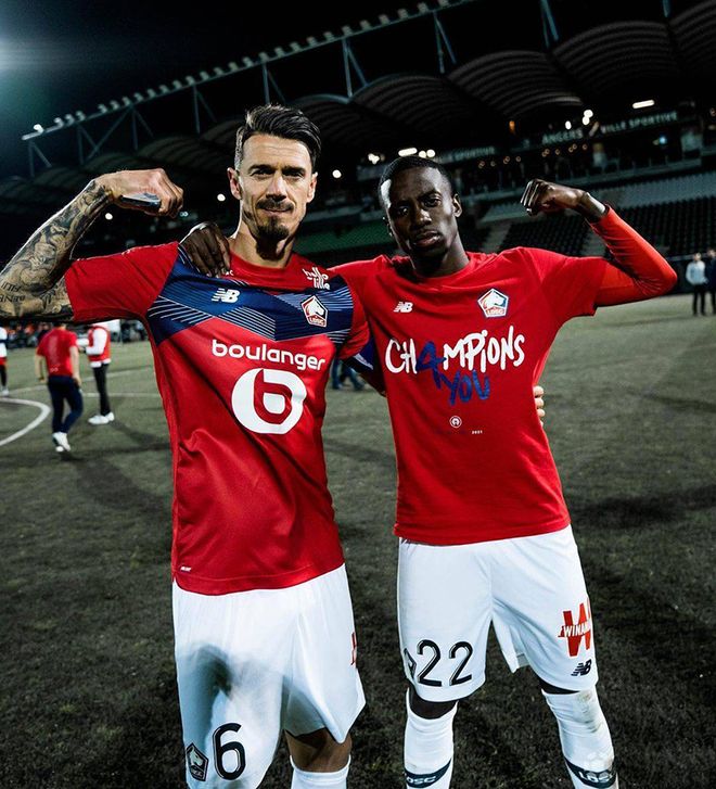 赛地聚焦——法甲今夜热度飙升，纽约尼克斯迎来里程碑，更衣室稳定，身体对抗强度拉满的简单介绍